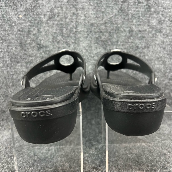 Crocs Sanrah Beveled Medallion Size 10 Black Wedge Sandals Silver Ring Comfy - Picture 4 of 10